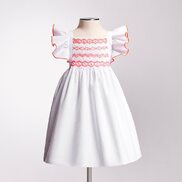 Détails sophistiqués et élégance moderne font de cette robe, le bel indispensable du vestiaire des petites filles d’aujourd’hui !